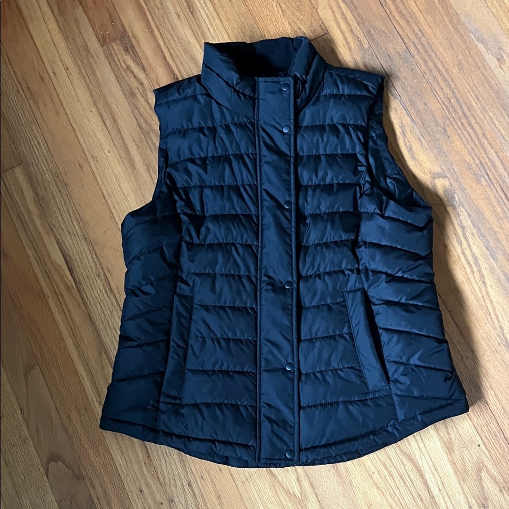 GAP Women's Blabk Puffer Vest
